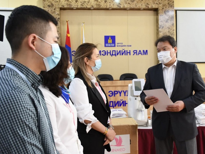 "Өөжин мед" эмнэлэг Эрүүл мэндийн яаманд хандив өглөө