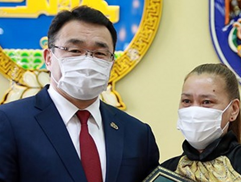 Цар тахлын хүнд нөхцөлд ажиллаж байгаа сувилагчдын төлөөлөлд шагнал гардууллаа