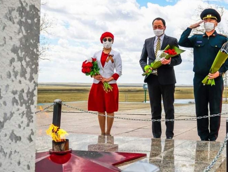 "Зөвлөлтийн нисгэгчдийн гэгээн дурсгалд зориулсан хөшөө"-нд цэцэг өргөлөө