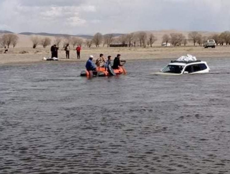 Уснаас 21 настай эрэгтэйг хоёр сартай хүүгийн хамт аварчээ