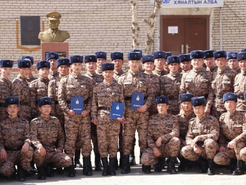 Хугацаат цэргийн алба хаасан залуус гэр гэрийн зүг мордов