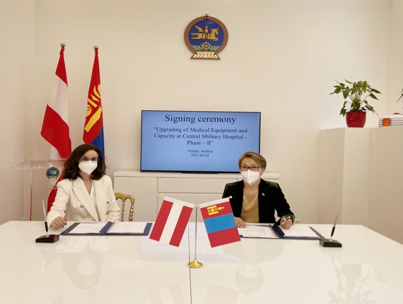 Гэрээнд гарын үсэг зурав