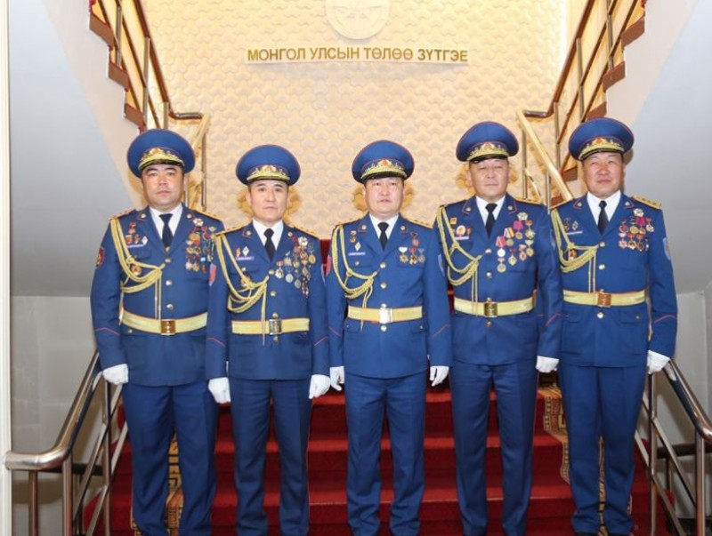 Албан тушаалын зэрэглэлийн хурандаа цол олголоо