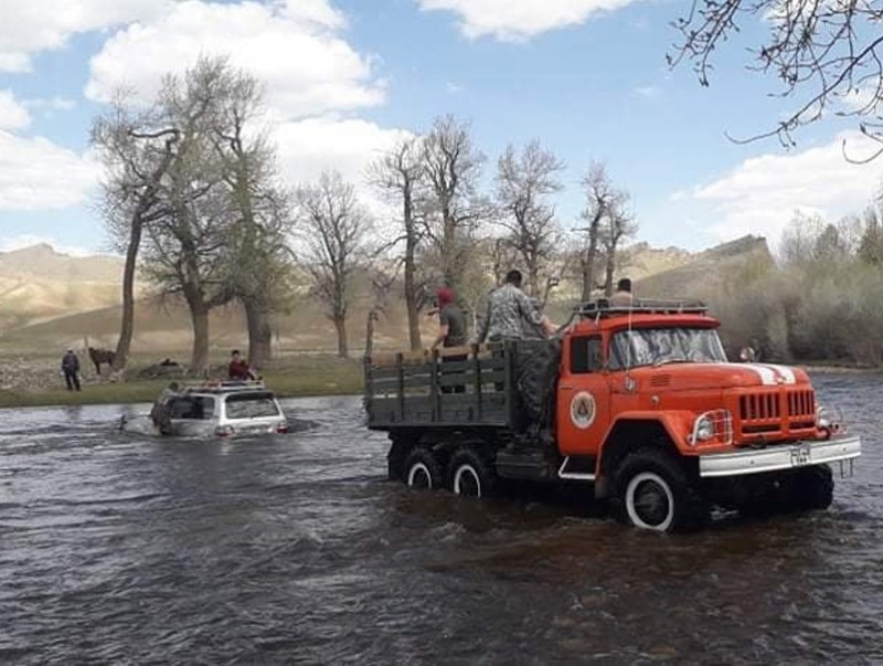 Онцгой байдлын газрын алба хаагчид 8 хүний амийг аварчээ