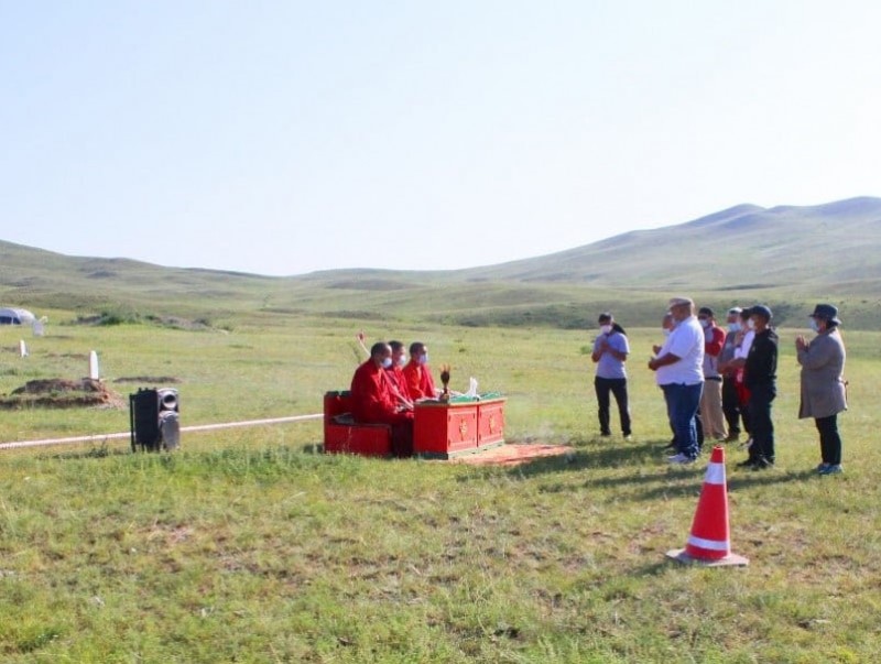 Зөвшөөрөлгүй газар оршуулсан шарилыг нүүлгэн шилжүүллээ