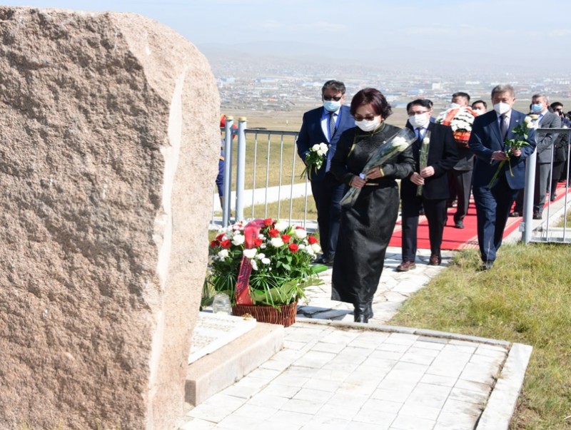 УИХ-ын дэд дарга С.Одонтуяа улс төрийн хилс хэрэгт хэлмэгдэгсдийн “Дурсгалын хөшөө”-нд цэцэг өргөж, хүндэтгэл үзүүллээ