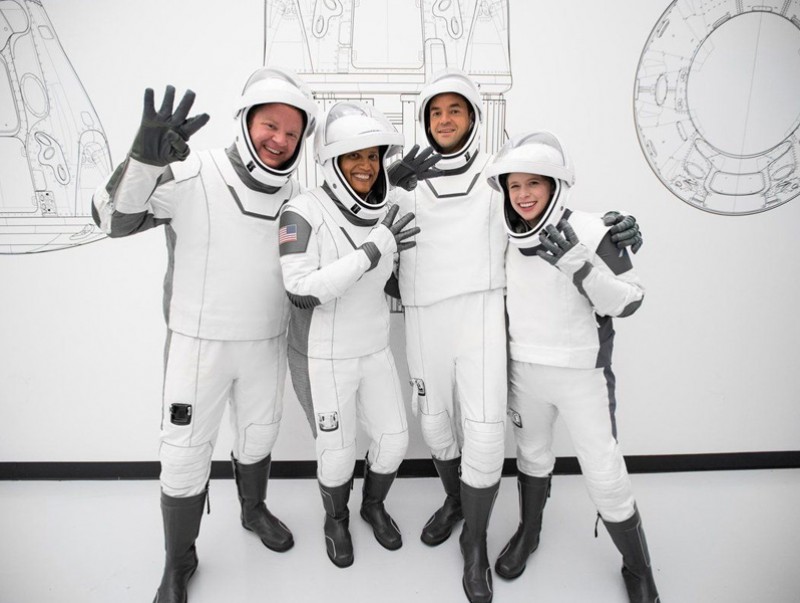 “SpaceX” компани анхны жуулчдаа сансарт илгээлээ
