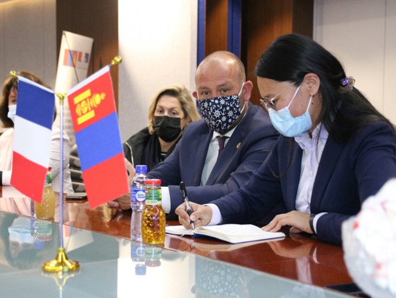 Францын сенатын гишүүд Хавдар судлалын үндэсний төвд айлчиллаа