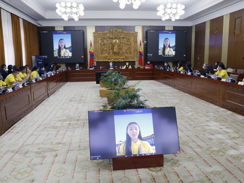 “Өсвөрийн Парламент” хөтөлбөр эхэлж, парламентын боловсролын анхны хичээлийг УИХ-ын дарга Г.Занданшатар заалаа