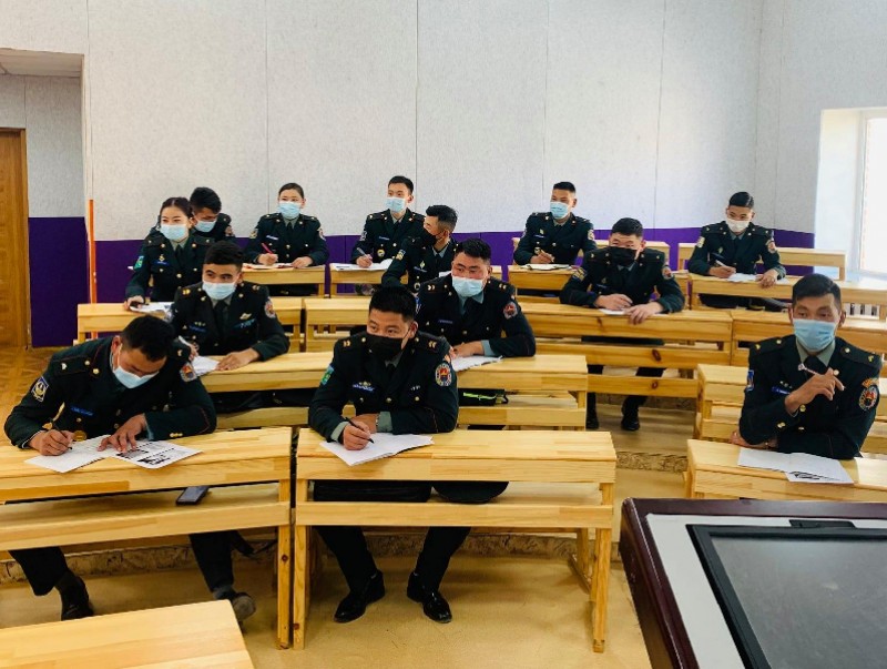 Ахлагч нартай мэргэжил, ур чадвар эзэмшүүлэх сургалтыг явуулж байна