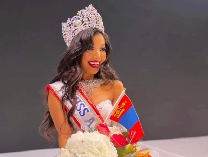 Жүжигчин П.Шүүдэрцэцэг "Miss Asia USA" наадмын титмийг хүртлээ