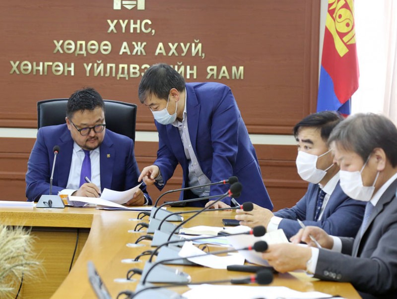 Аймгийн Засаг дарга нартай цахимаар хуралдаж байна