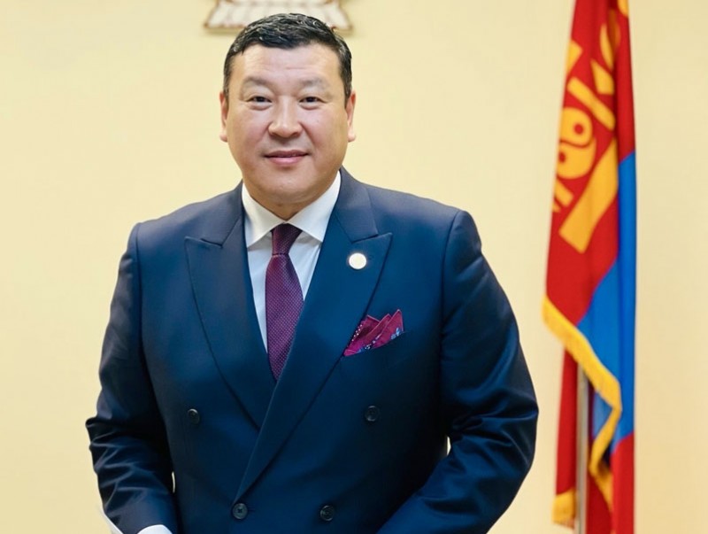 Элчин сайд Ө.Батбаяр Итгэмжлэх жуух бичгээ өргөн барив