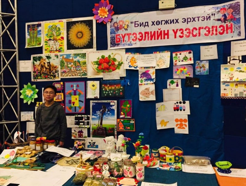 "Бид хөгжих эрхтэй" бүтээлийн үзэсгэлэн дэлгэлээ