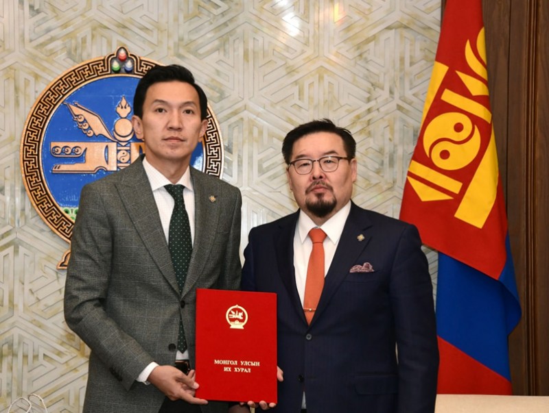 Хууль санаачлах, төрийн бодлого тодорхойлох үйл хэрэгт манлайлсан төрийн түшээдэд талархал илэрхийллээ