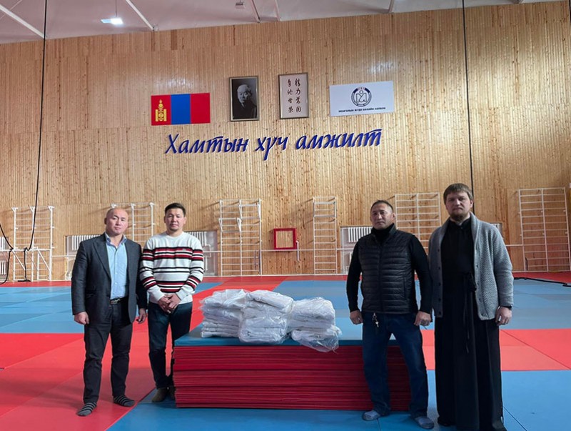 МЖБХ-ны удирдлагууд хүүхэд залуучуудын спорт цогцолборт иж бүрэн дэвжээ бэлэглэлээ