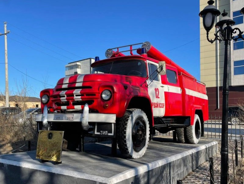 Албандаа 40 жил “зүтгэсэн” гал унтраах автомашиныг хөшөө болголоо