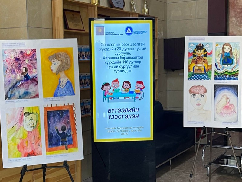 Сурагчдын гар зургийн болон оёмол, шүрэн урлалын бүтээлүүдийн үзэсгэлэнг дэлгэлээ