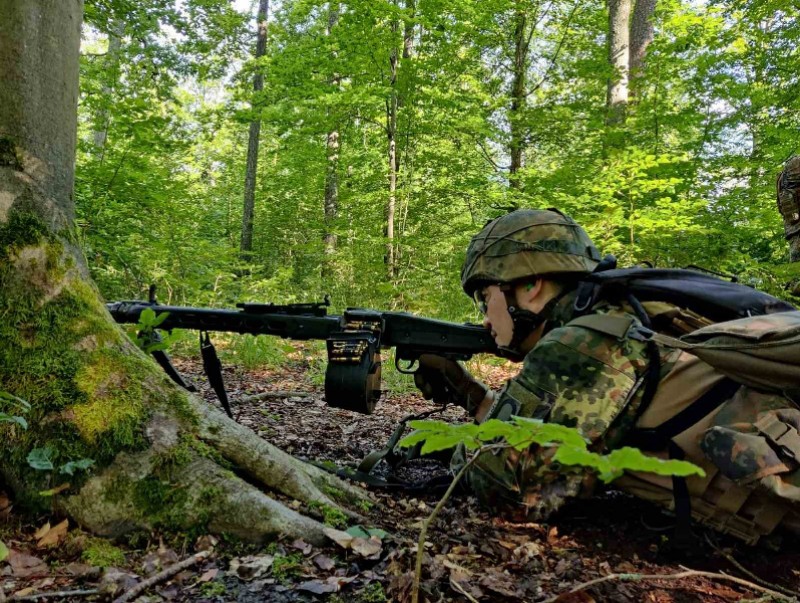 Шүхэрчин дайчид залуу офицероор эгнээгээ тэллээ