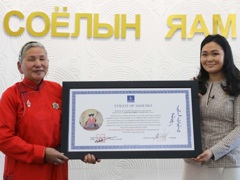 Монгол Улсын Соёлын биет бус өвийн 2021 оны шилдэг өвлөн уламжлагчаар хөхүүр урлаач Д.Гүндэгмаа шалгарлаа