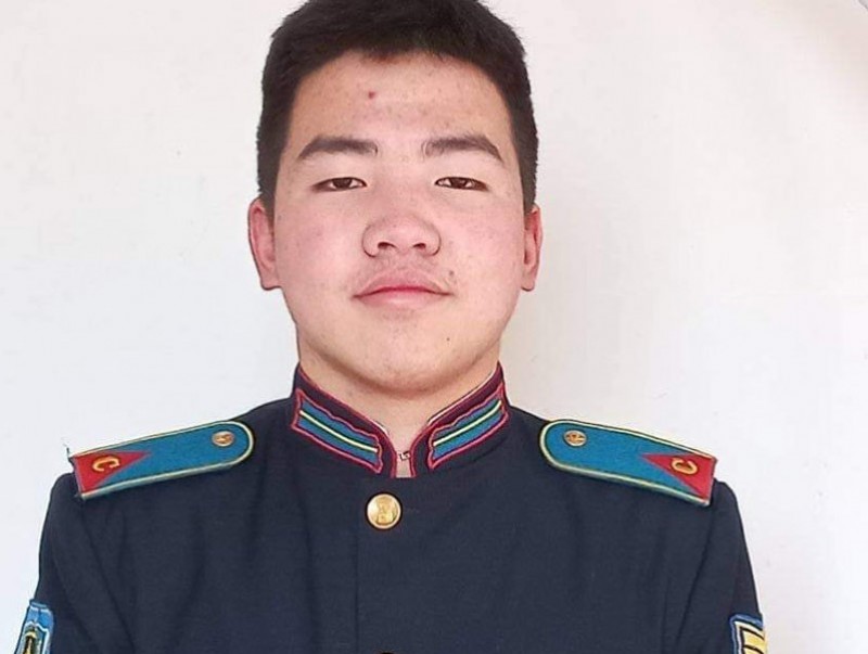 Автобусанд гарсан галыг унтраасан Д.Хүчитбаатарыг "Тэргүүний сурагч" алтан медалиар шагналаа