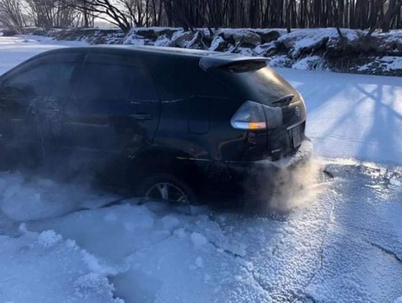 Мөс цөмөрсөн дуудлагаар шуурхай ажиллаж 4 иргэнийг аварчээ