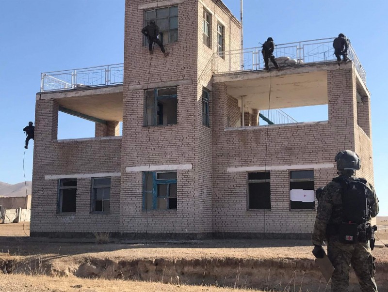 Барьцаалагдсан объектод өндрөөс олсоор буух ажиллагаагаар нэвтэрч, чөлөөлөх үзүүлэх сургууль боллоо