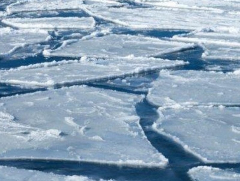 Ихэнх гол, мөрөн, нуурын мөсний зузаан 5-50 см нимгэрч байна
