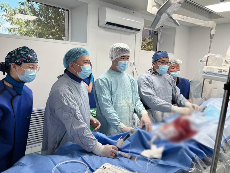 Улсын төв эмнэлгүүдийн хамтарсан Судсан дотуурх мэс заслын мэргэшлийн үндэсний баг Өвөрхангай аймгийн БОЭТ-д ажиллаж байна