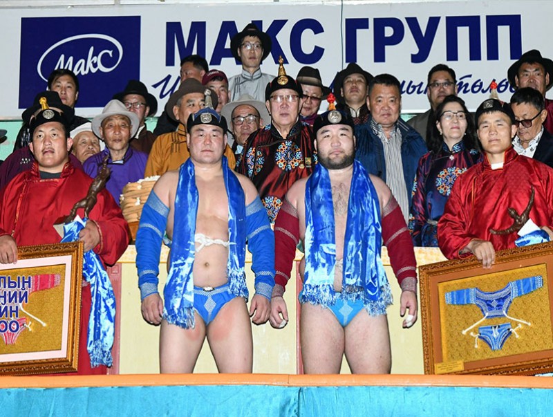 Өвөрхангайн харцага, арслан хоёр үзүүр булаалдлаа