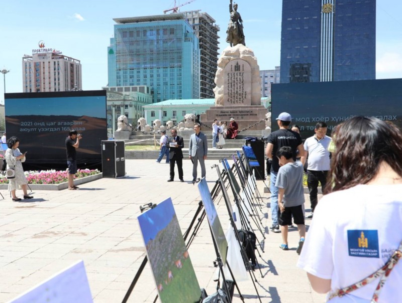 Сүхбаатарын талбайд Ган, цөлжилттэй тэмцэх дэлхийн өдрийг тэмдэглэн өнгөрүүлж байна