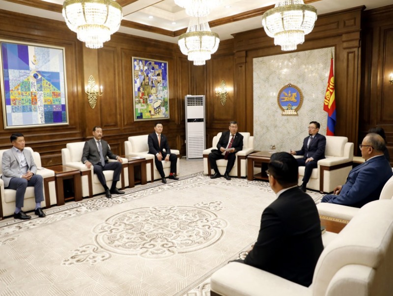 “Төрөөс олгох урамшууллаас нийгмийн даатгалын болон эрүүл мэндийн даатгалын шимтгэл суутган төлөх тухай” хуулийн төслийг өргөн мэдүүллээ