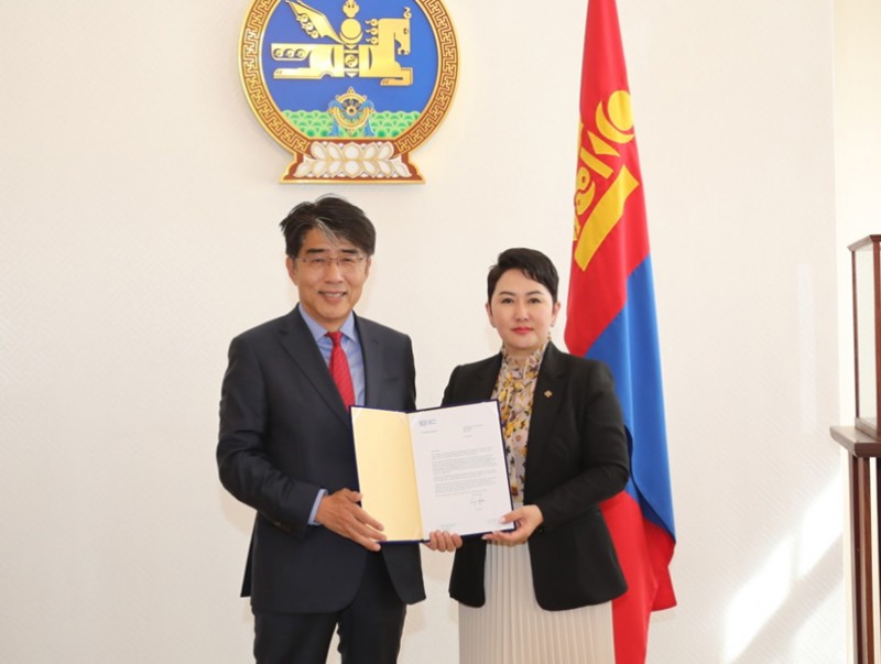 Олон улсын хөдөлмөрийн байгууллагын Монголыг хариуцсан товчооны захирал Гадаад харилцааны сайдад Итгэмжлэх захидлаа гардуулав