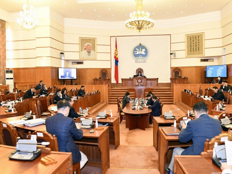 Монгол Улсын 2023 оны төсвийн тухай хуулийн төслүүдийн хамт өргөн мэдүүлсэн хууль, тогтоолын төслүүдийг хэлэлцлээ