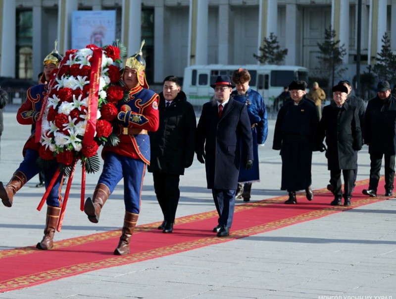 Жанжин Д.Сүхбаатарын хөшөөнд цэцэг өргөж, хүндэтгэл үзүүллээ