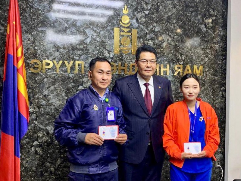 Галын аюулаас 4 хүүхдийн амь аварсан 103-ын эмч, жолооч нарыг “Эрүүл мэндийн тэргүүний ажилтан цол” тэмдгээр шагналаа