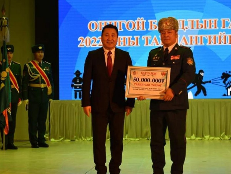 Шаардлагатай тоног төхөөрөмж худалдан авахад зориулж 50 сая төгрөгийн эрхийн бичгийг гардууллаа