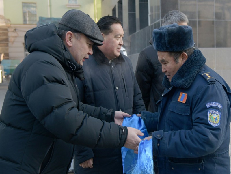 Байгаль хамгаалагчдад тусгай тоноглол бүхий автомашин гардууллаа