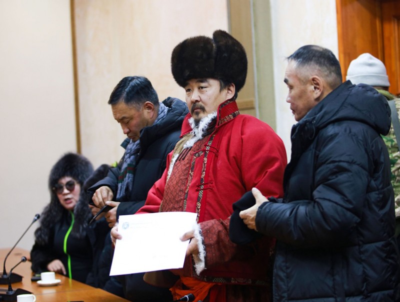 Жагсагчдад хоёр гэр олгохоор боллоо