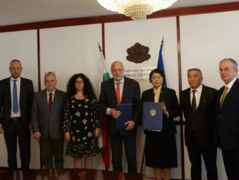 ГХЯ: Хөтөлбөрт гарын үсэг зурав