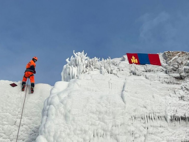 Мөсөн хананы авиралтын дадлага сургууль хийлээ