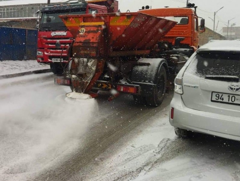 Өглөө бүр 30-40 тонн давс, бодис цацаж байна