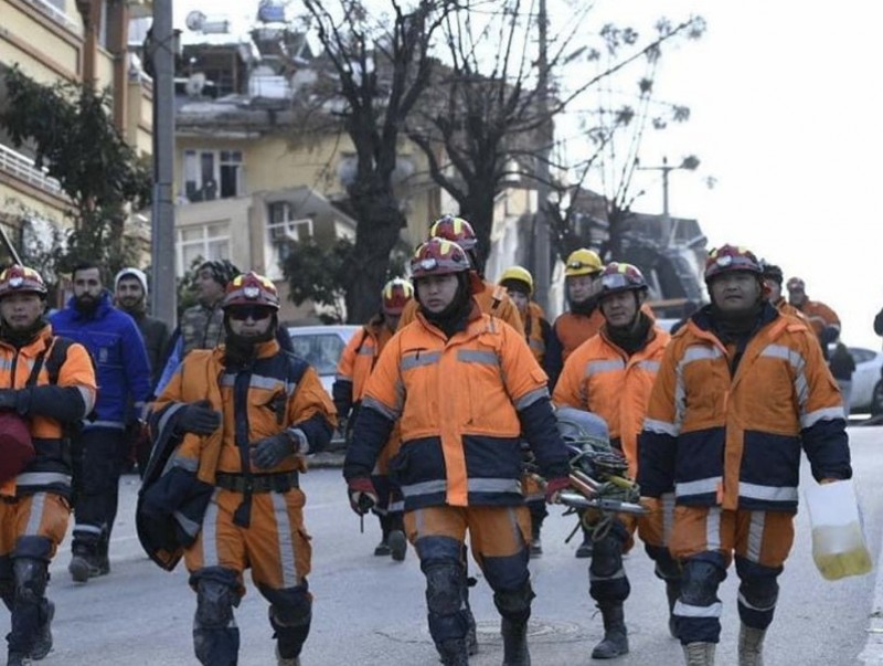 Барилгын нурангиас үнэт эдлэл,бэлэн мөнгийг гаргаж, хүлээлгэн өглөө