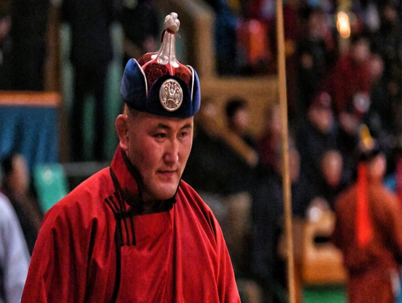 Энэ жилийн сар шинийн барилдааны улсын цолтой анхны бөх өвдөг шороодлоо