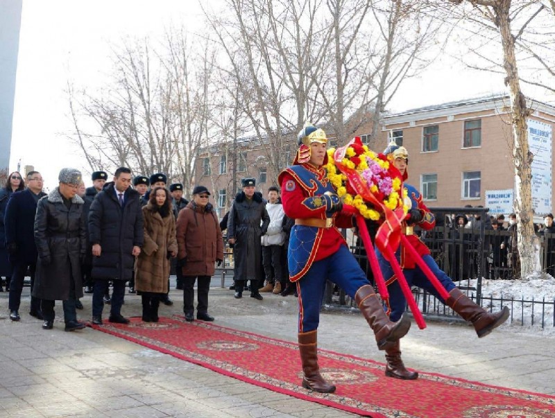 Нийслэлийн хоёрдугаар сургуульд байрлах Д.Сүхбаатарын хөшөөнд цэцэг өргөж, хүндэтгэл үзүүлжээ