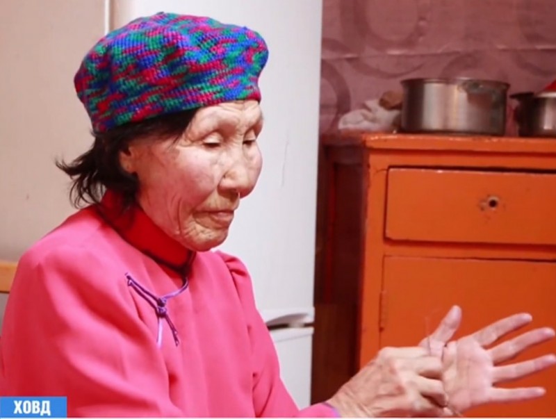 Нас сүүдэр 90 дөхөж яваа ч эсгийгээр 30-аад нэр төрлийн бүтээл урлаж байна