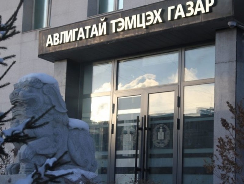 Хахууль авсан албан тушаалтанд 3 жилийн хорих ял оноож, 7 жил нийтийн албанд ажиллах эрхийг хасав