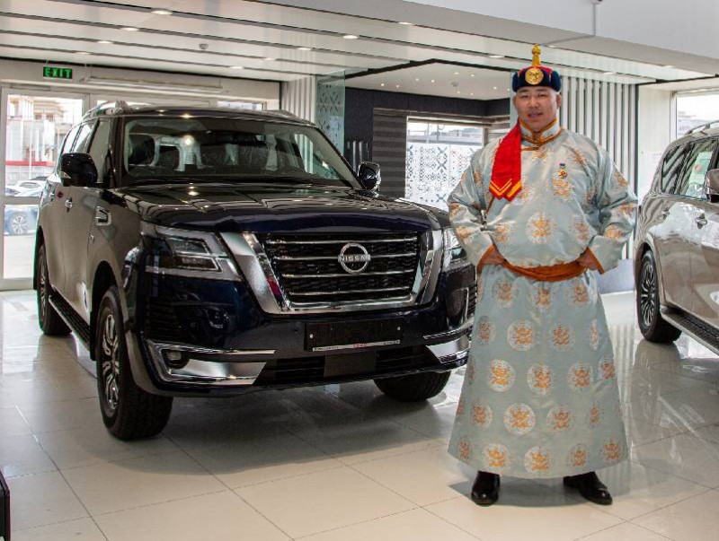 О.Хангайд "New Nissan PATROL Ү62" автомашиныг гардуулан өглөө
