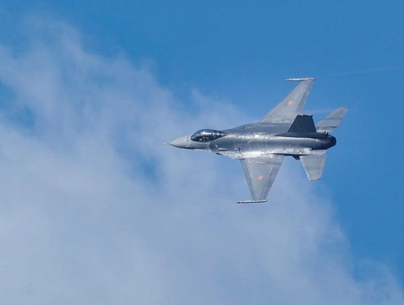 АНУ ЭФ-16 сөнөөгч онгоц ашиглахад Украины нисгэгчдийг сургана