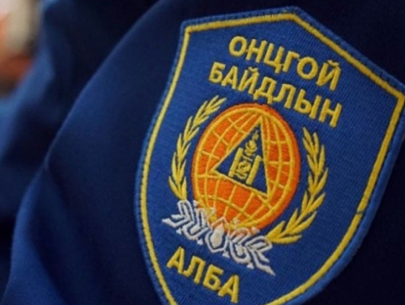 Бургастайн голын усанд суусан автомашиныг татан гаргажээ